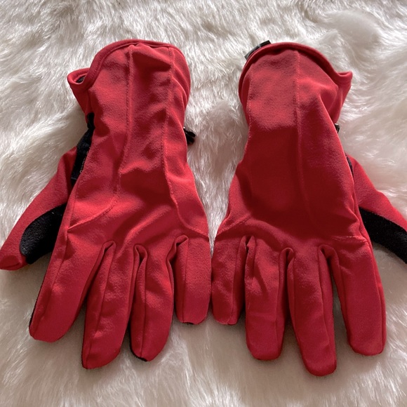 Red & black gloves - Picture 1 of 5